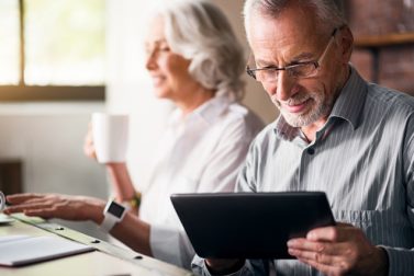 Retire Online or Hire a Retirement Adviser?