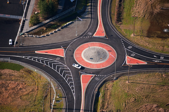 how to use a roundabout