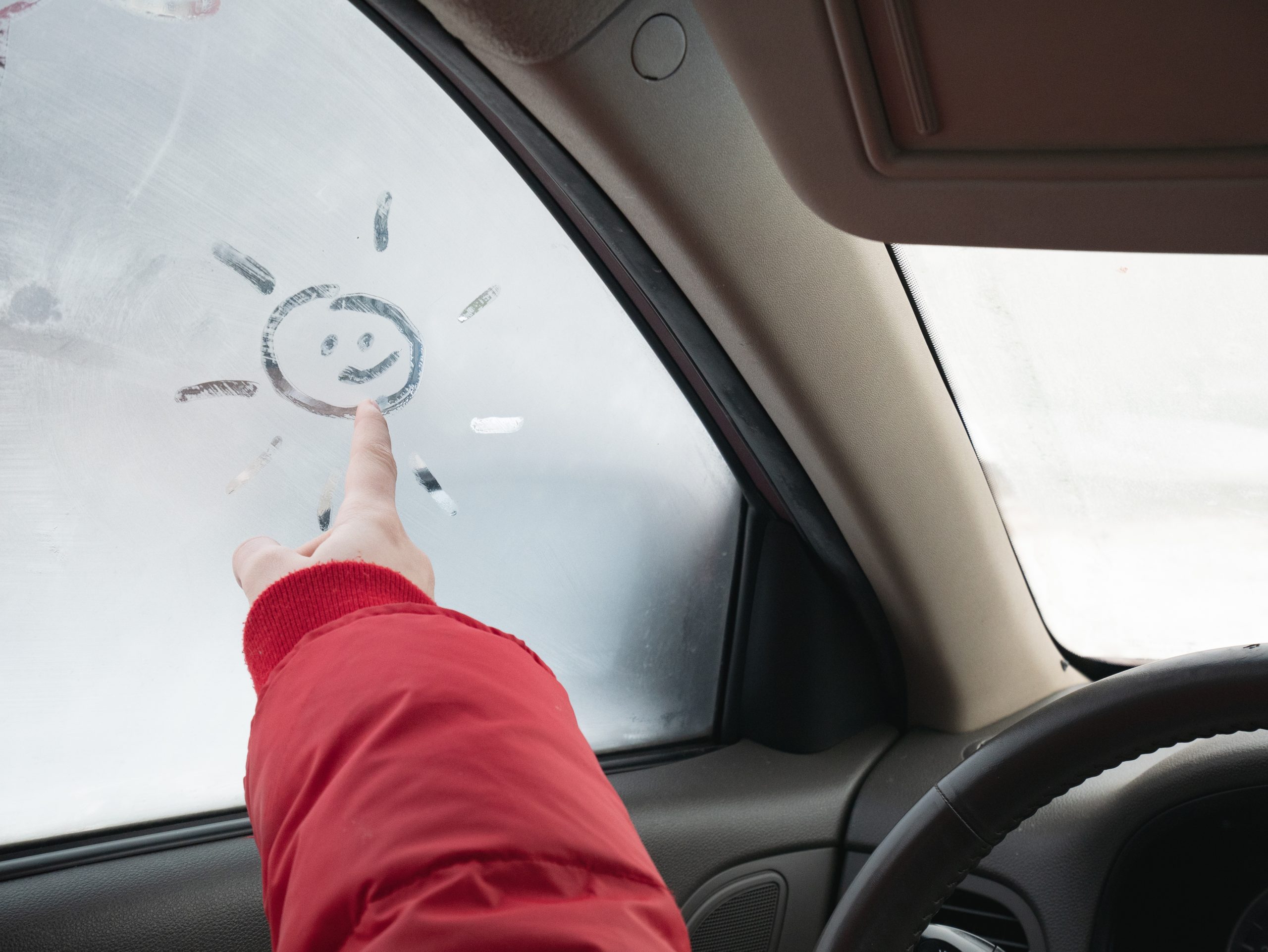 Algunas funciones que desempeña el parabrisas en tu coche y que seguro  desconocías
