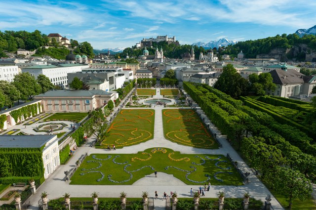 Sehenswürdigkeiten Salzburg, Blick über den Mirabellgarten auf die Salzburger Altstadt